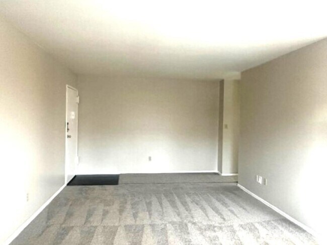 Building Photo - 8 Manchester Ct