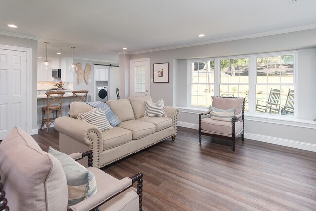 Building Photo - 726 Thistlewood Dr