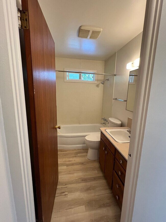 Building Photo - 352-352 E 17th Ave