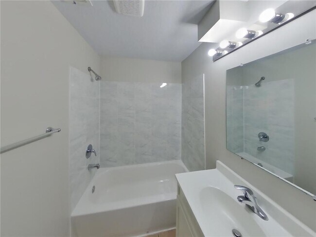 Building Photo - 1633 Sherwood Ave