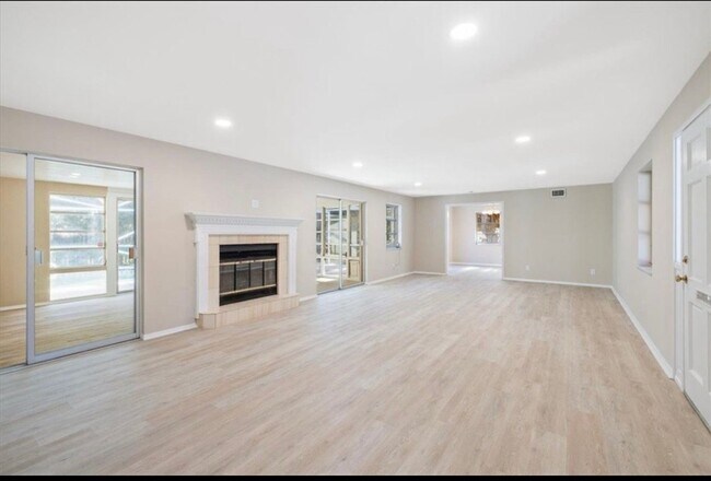 Building Photo - 2 Bedroom 2 Bath Pool Home for Rent
