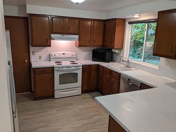 Building Photo - **Beautifully Maintained Bothell Rambler with Large Fenced Yard**- FOR RENT- Available September 6th
