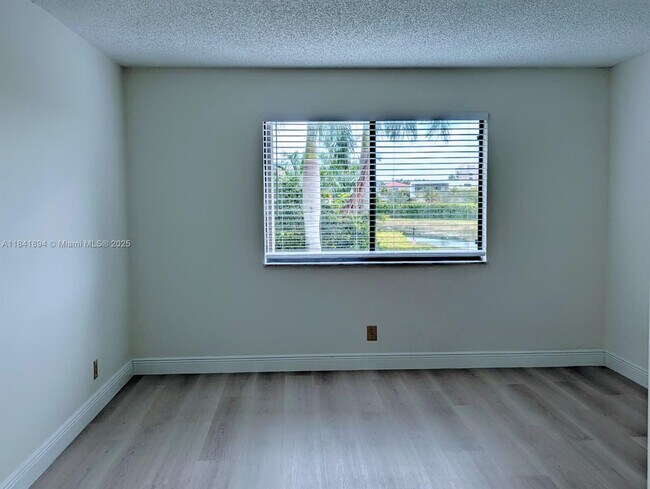 Building Photo - 16491 Blatt Blvd