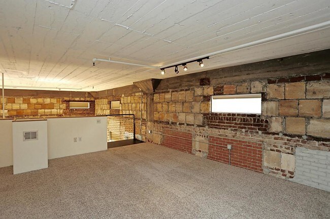 Building Photo - 705 Main St