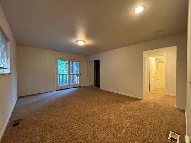 Building Photo - Spacious 3 Bedroom, 2.5 Bathroom w/ Bonus ...