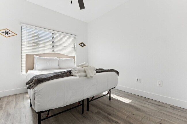 Building Photo - 875 W Pecos Rd