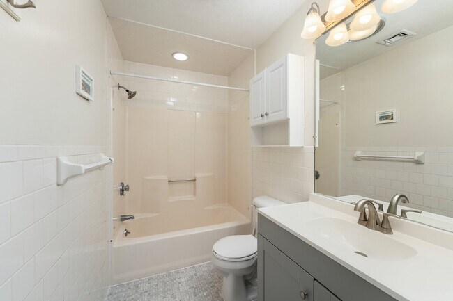 Building Photo - 71 Benefit St