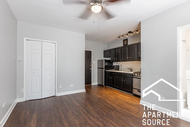Building Photo - 1140 N La Salle Dr