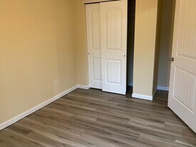 Building Photo - 716 Tall Oaks Dr