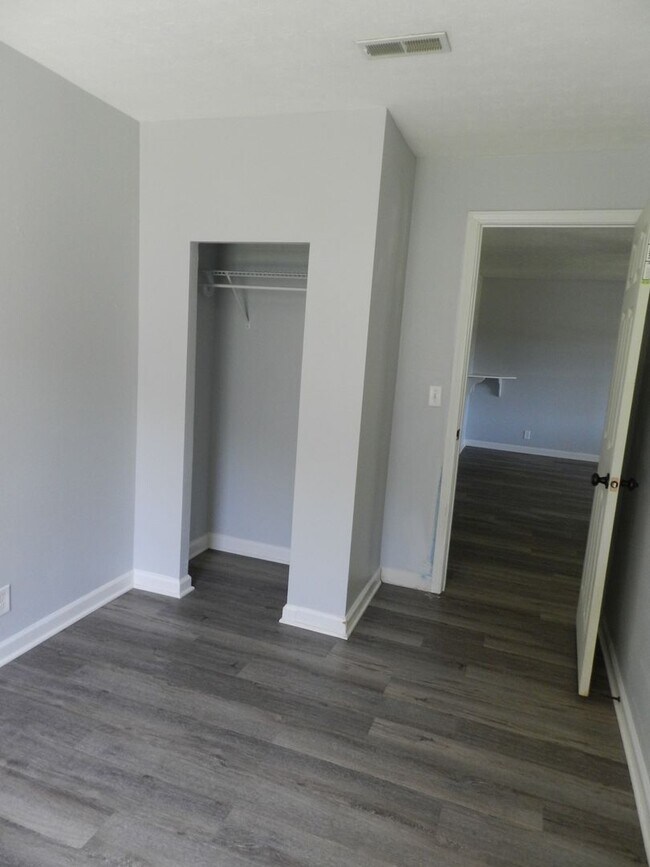 Building Photo - 204 Dyer Dr