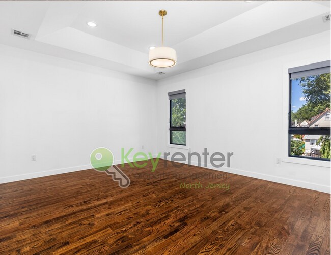 Building Photo - Modern 4-Bedroom, 4-Bath Home – Luxury Liv...