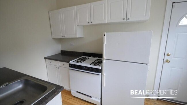 Building Photo - 1 bedroom in CHICAGO IL 60657