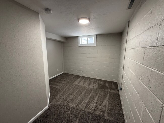 Building Photo - 3 Bedroom Home