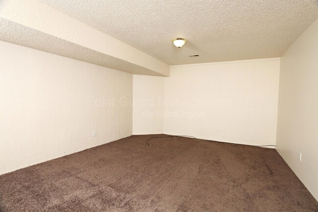 Building Photo - 437 Hillcrest Ct N