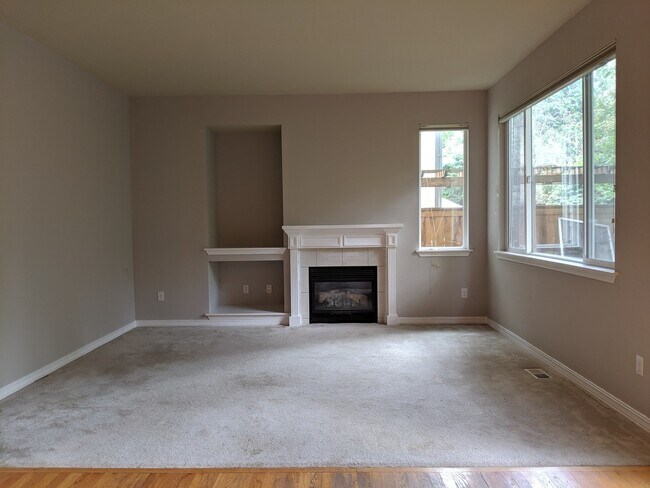 Building Photo - Stunning 2 Story 4 Bed 2.5 Bath Home in Re...
