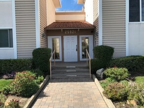 Building Photo - 25921 Oak St