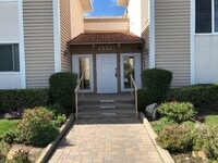 Building Photo - 25921 Oak St