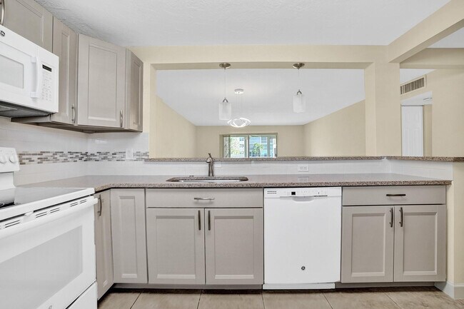 Building Photo - 301 SE 3rd St