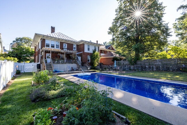 Building Photo - Historic Charm Meets Modern Comfort: Your Downtown Oasis Awaits!