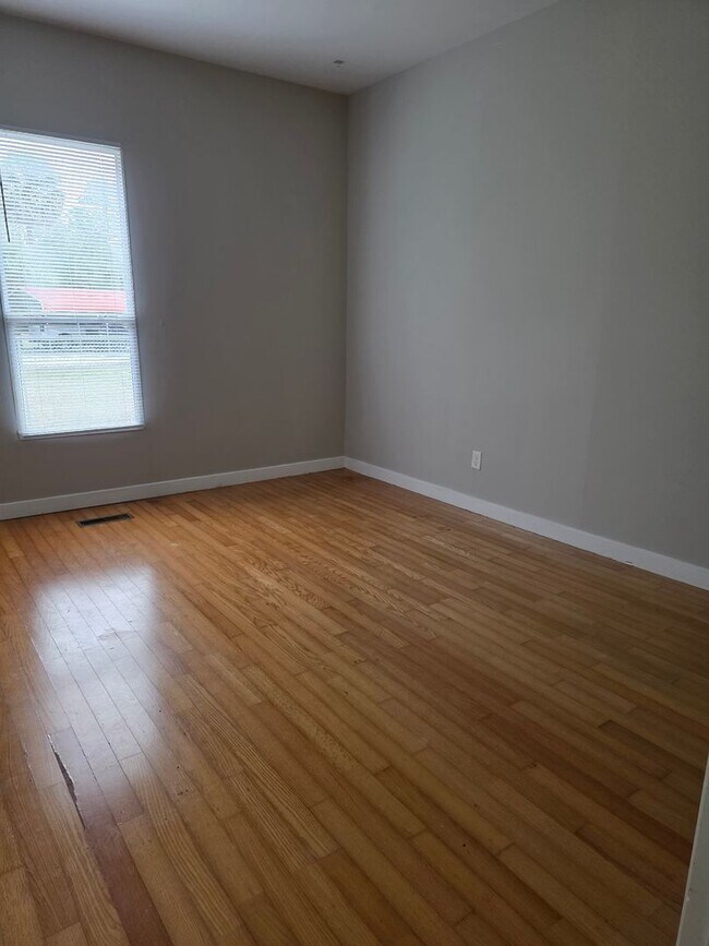 Building Photo - Spacious Downtown Monticello Home for rent