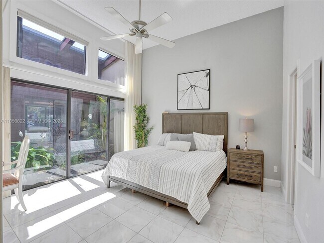 Building Photo - 2667 Parkview Dr S