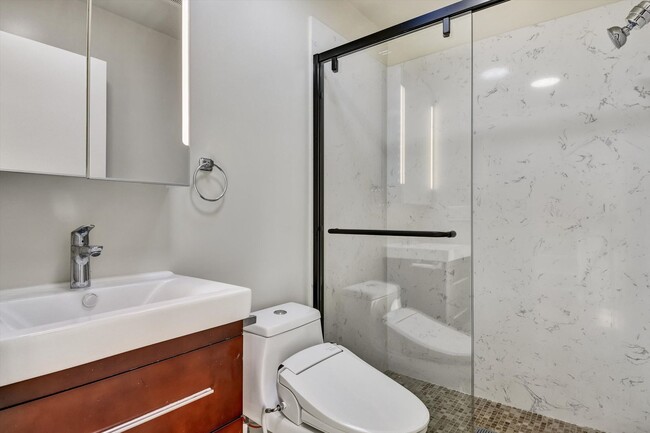 Building Photo - Spacious and Tastefully Remodeled Upper Flat