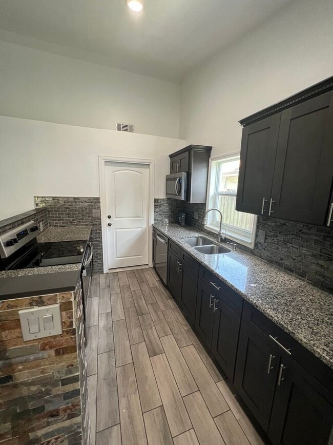 Building Photo - ?South Lakeland Gem – Private Single-Family Home!