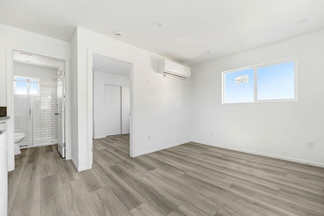 Building Photo - Newly renovated 1 bedroom / 1 bath apartment available now!
