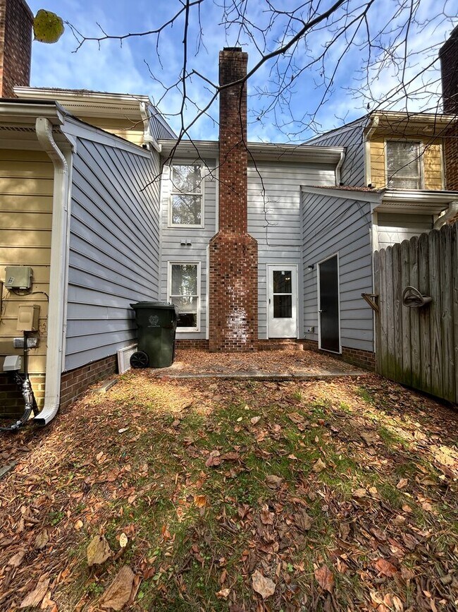 Building Photo - Updated 2-Bedroom Townhouse Just Off Capital Blvd