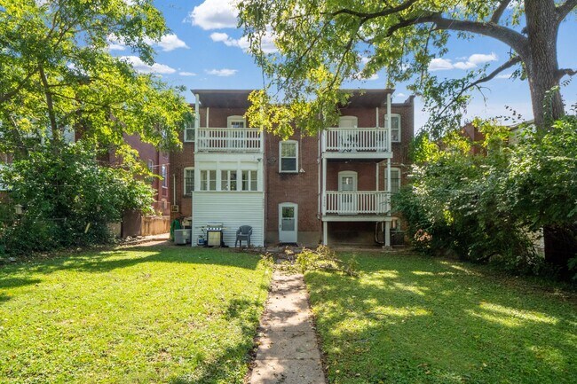 Building Photo - McDreamy 2BR w/ Balcony