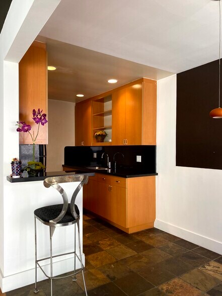 Building Photo - 911 N Harper Ave