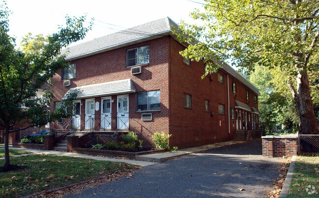 Building Photo - Collins Court Apartments