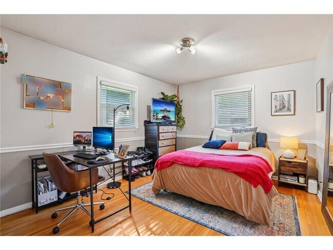 Building Photo - 901 W 61st St