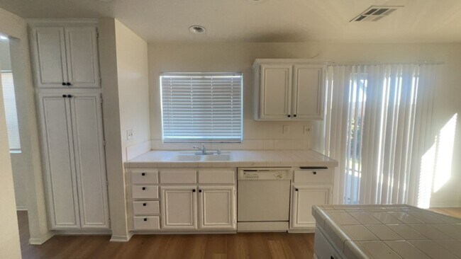 Building Photo - Southridge 4bed 2bath Beauty!