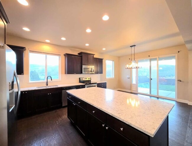 Building Photo - Large 3 bedroom, 3 bath newer build in sought after East Wenatchee neighborhood!