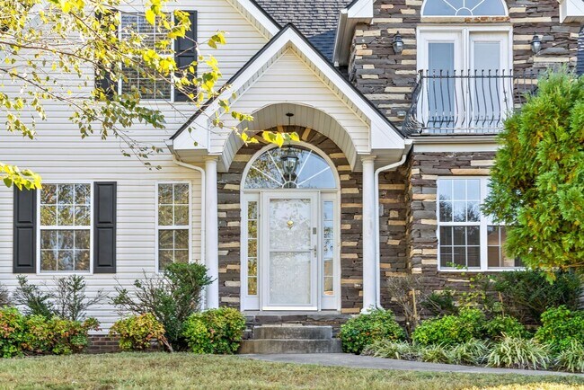 Building Photo - Pet Friendly Three Bedroom with Bonus!