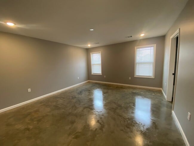 Building Photo - 2011 Maurice St