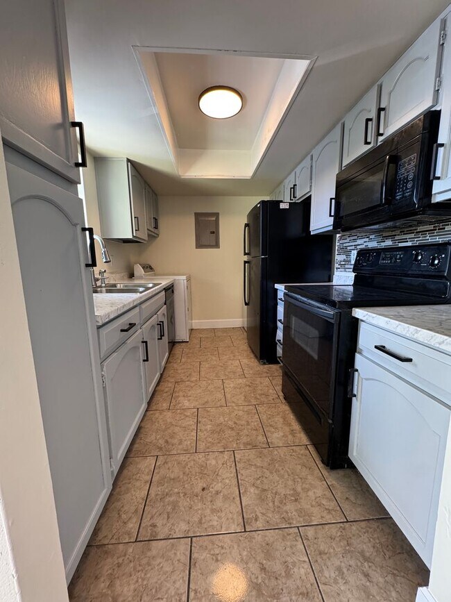 Building Photo - Move-in Ready condo 2/2