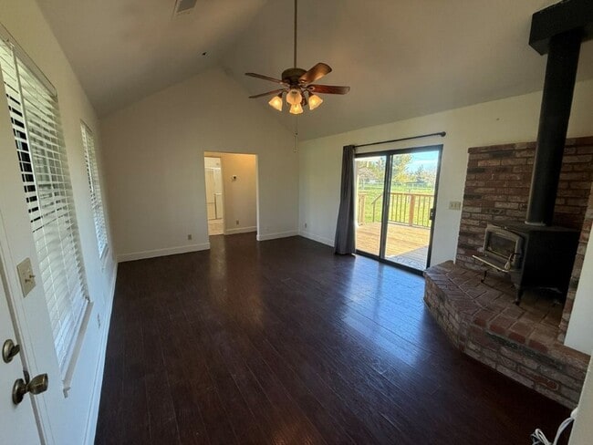 Building Photo - Unique 2 Bedroom Country Property Vacaville *Star Rentals