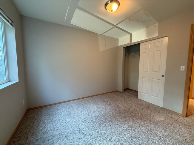 Building Photo - 3 BR 2.5 Bath DuPont Condo