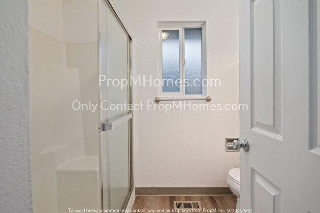 Building Photo - Three Bedroom Ranch In Central Hillsboro w/ Large Fenced Yard!