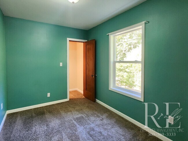 Building Photo - Charming Farmhouse in Town — Hobby Ready &...
