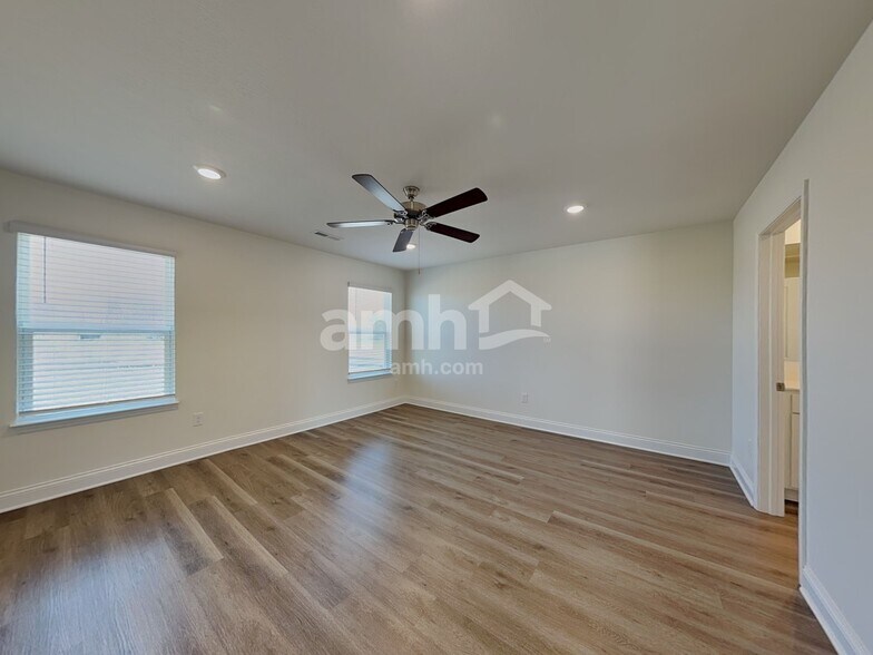 Building Photo - 9016 Henley Ave