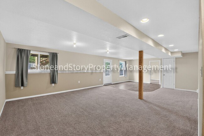 Building Photo - 6926 SW 17th St