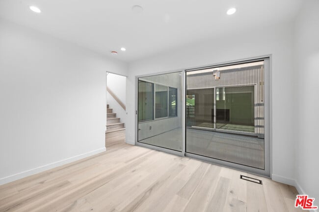 Building Photo - 21 1/2 Wavecrest Ave