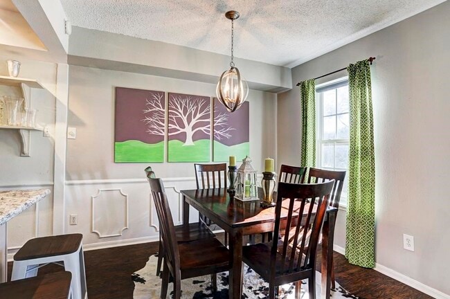 Building Photo - 351 N Post Oak Ln