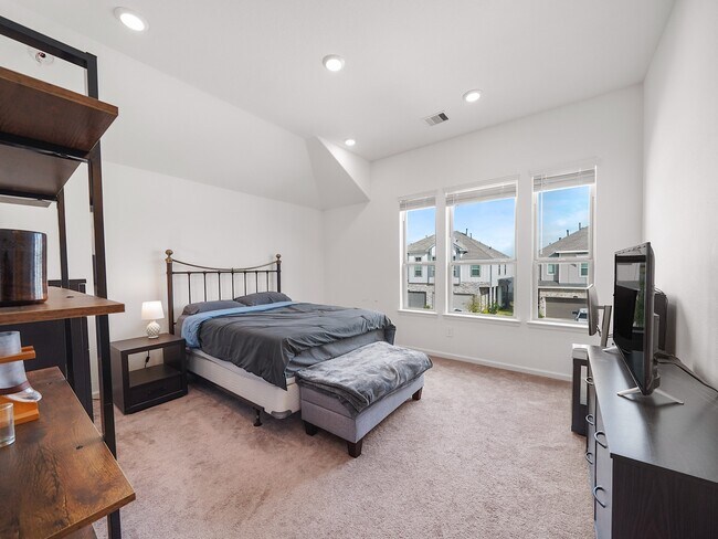 Building Photo - 674 Royal Arch Dr