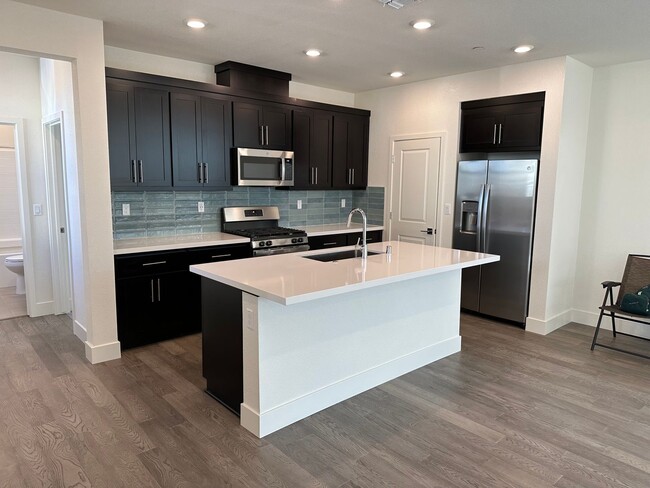 Building Photo - Beautiful 4 Bedroom / 3 Bath River Islands...