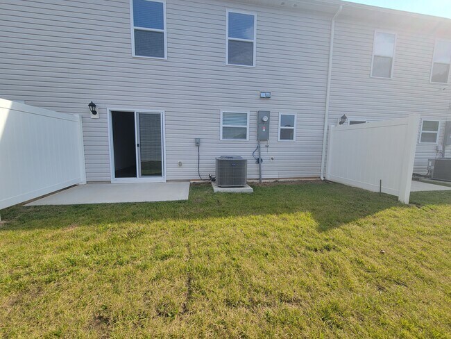 Building Photo - 114 Clear Creek Ln