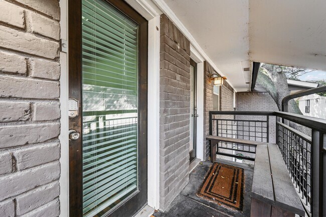 Building Photo - 10203 Regal Oaks Dr